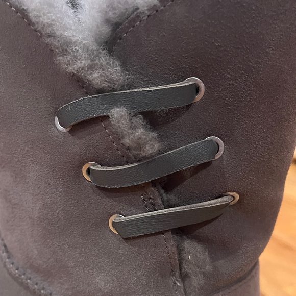 Womens Uggs Constantine Boots with Three Laces Size 9 - Picture 4 of 5